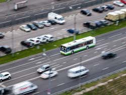 Autobús entrando a la ciudad